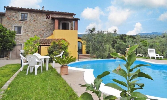 Lamporecchio House | Villa in Vinci with Private Pool & Vineyard Views