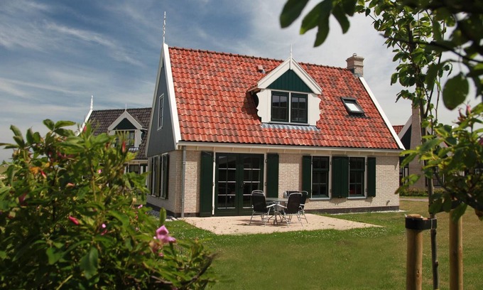 Hippolytushoef Villa | Villa in Wieringer Style with Garden