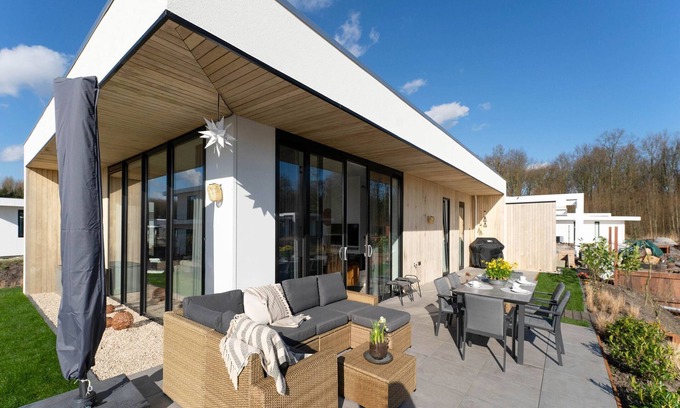 Zeewolde Villa | Villa in Zeewolde with Private Jetty