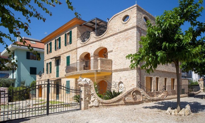 San Benedetto del Tronto Apartment | Villa Antolina Apartments - Yellow Suite
