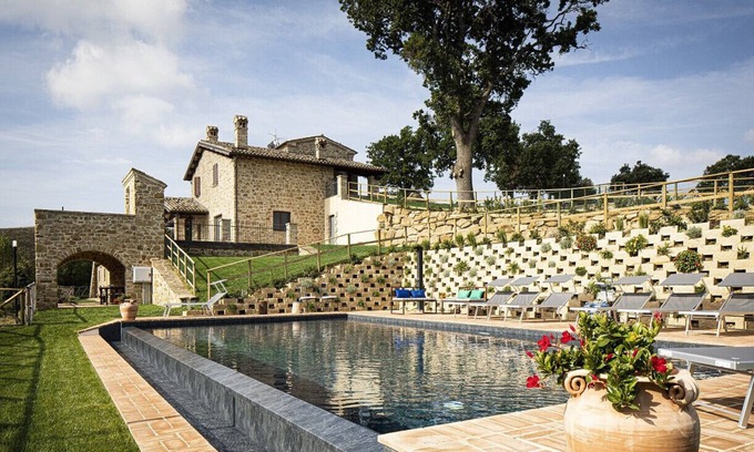 Castelraimondo Villa | Villa Ivana, old farmhouse in the green hills