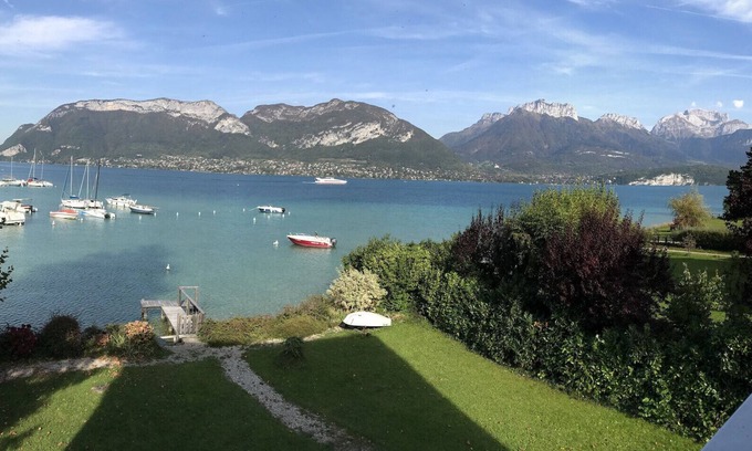 Sevrier House | VILLA JEANNOT PIEDS DANS L'EAU mini 2 nuits