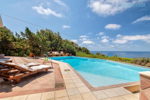 Alghero Villa | Villa Joie de Vivre Vista mare con piscina a sfioro per 6 persone