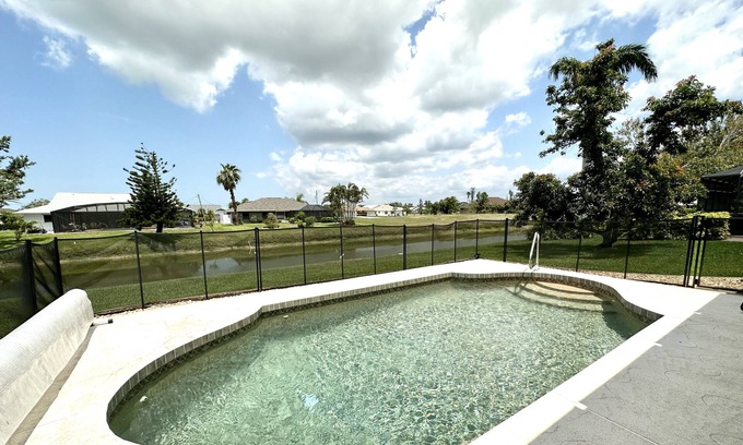 Pebble Beach House | Villa Joyce Ann .Kick Back & Relax! 3/2 Deluxe Home w/ Canal View