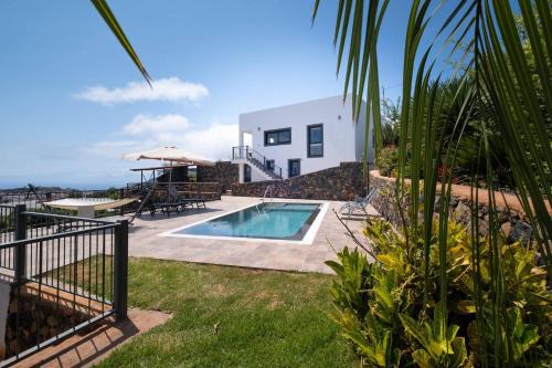 Los Llanos de Aridane Villa | Villa La Graja by Huskalia - private pool