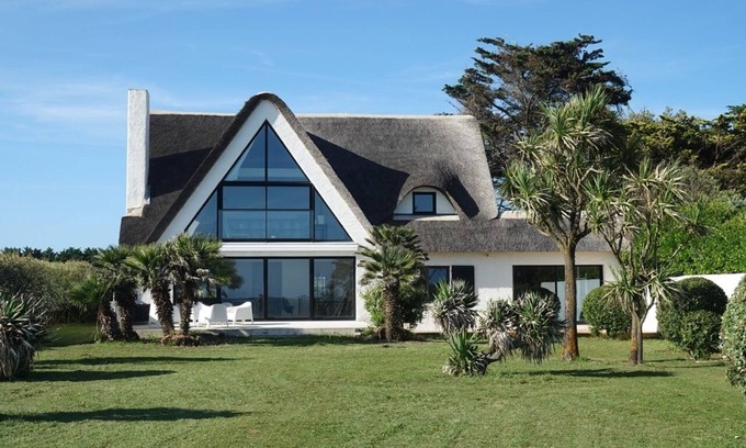 Batz-sur-Mer Villa | Villa "La Loubine" contemporary thatched cottage facing the sea