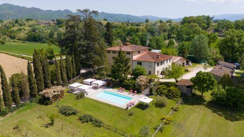 Borgo San Lorenzo Villa | Villa la Topaia by VacaVilla