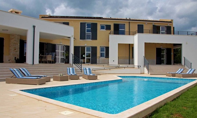 Filipana Villa | Villa Labyrinth with Pool