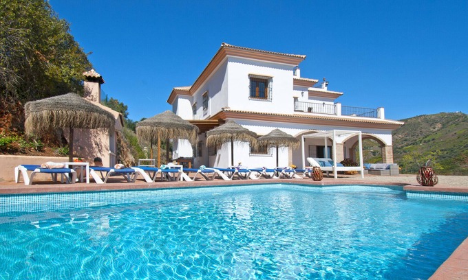 Cutar Villa | Villa Las Palomeras,Costa Del Sol, 12 Pers,WIFI, BBQ, terrace,Petfriendly