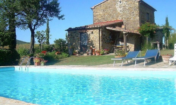 Sorano House | Villa Lavanda B: A welcoming two-story apartment that is part of a villa surrounded by the greenery.