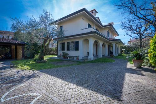 Forte dei Marmi Villa | Villa Le Fontanelle In Forte Dei Marmi With Ac