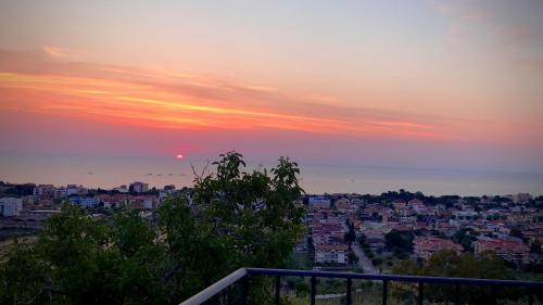 Giulianova House | Villa Lida Apartment, in collina con ampio terrazzo e vista mare