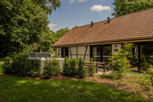 Zolder Villa | Villa Lodge met Jacuzzi - 8 personen - Woodz Lodges