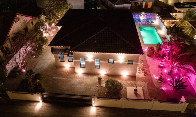Esmeralda Villa | VILLA LUMA - 2 min to Beach, Exclusive 3 Bedroom Villa in Malmok, Noord