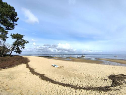 Claouey Villa | Villa lumineuse à 300m de la plage, 5min de l'océan en vélo, jardin et terrasse, proche commerces - FR-1-736-1