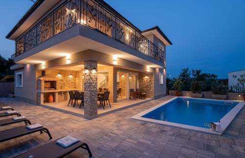Linardici Villa | Villa Lusarci with pool