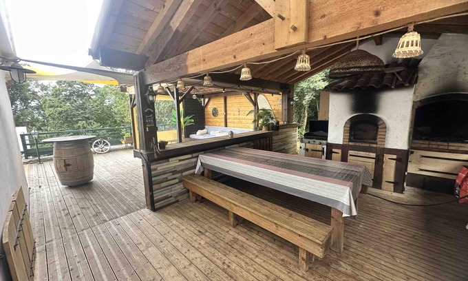 Ayherre Villa | Villa 'Maison Atypique Au Pays Basque' with Mountain View and Air Conditioning