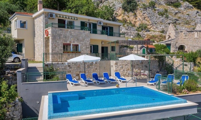 Makarska Villa | Villa Makar with infinity heated pool,gym,grill, 3 bedrooms,3 bathrooms