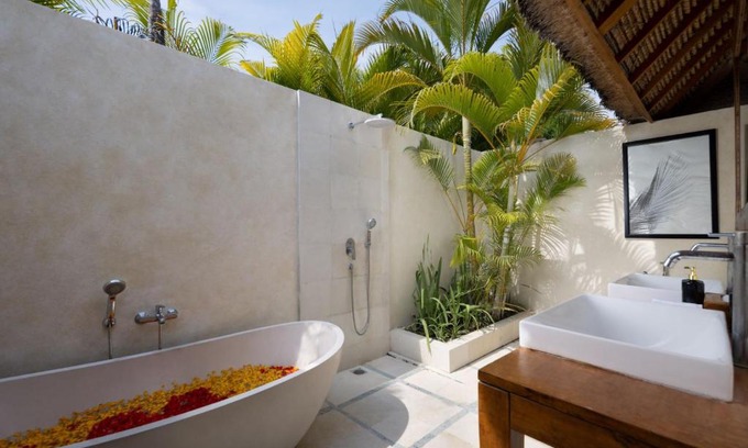 Batu Bolong Villa | Villa Markisa Echo Beach