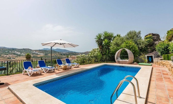 Vinuela Villa | Villa Maroma Viñuela by Ruralidays