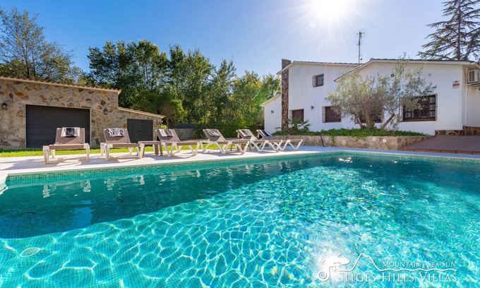 Olivella Villa | Villa Mediterranea -Large Garden, Pool and Hot tub