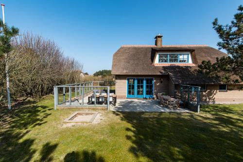 Municipality of Ameland House | Villa met grote tuin in de duinen nabij het strand