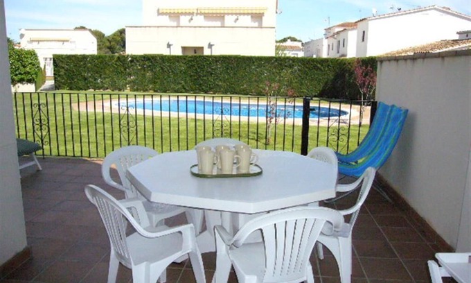 L'Escala House | Villa Mimoses with community pool and garden, A/C, WIFI and 300m to beach