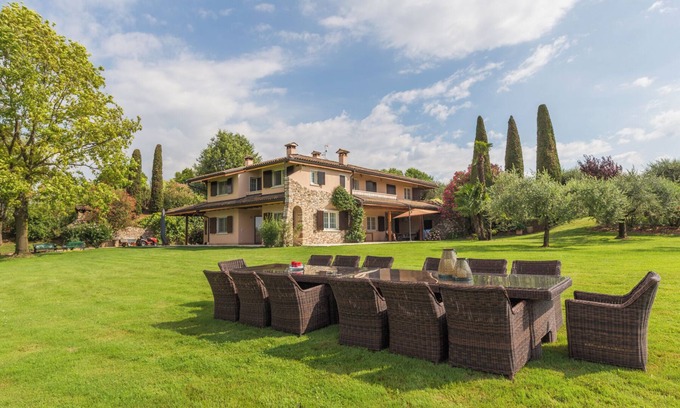 Montioni Villa | Villa 'Minerva' with Lake View, Wi-Fi and Air Conditioning