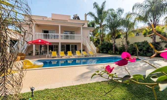 Montes de Alvor Villa | Villa Monte Do Alvor is a great 5 bedroom villa, fully airconditioned with private pool
