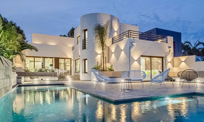 Empuriabrava Villa | Villa N°15 in the heart of the marina, close to Roses, Costa Brava
