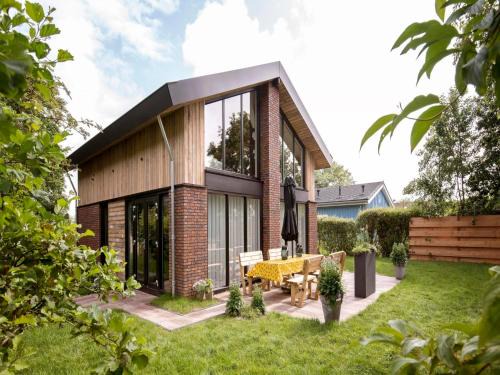 Julianadorp aan zee Villa | Villa near Dutch Dunes with Pool