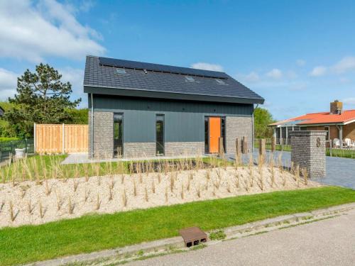Julianadorp aan zee Villa | Villa near North Holland Beach with Jacuzzi