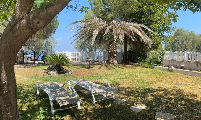 Melissopetra Apartment | Villa Nefeli in front of the beach