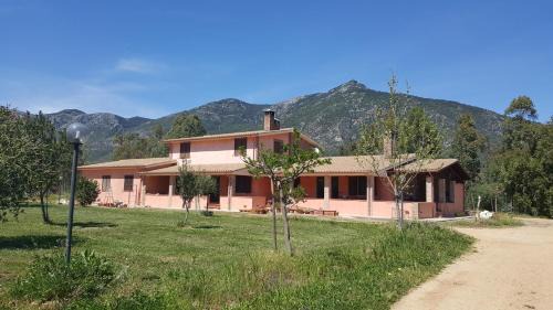 Iglesias Villa | Villa nel verde