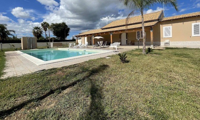 Floridia Villa | VILLA NUNZIA WITH POOL, SAUNA AND WHIRLPOOL