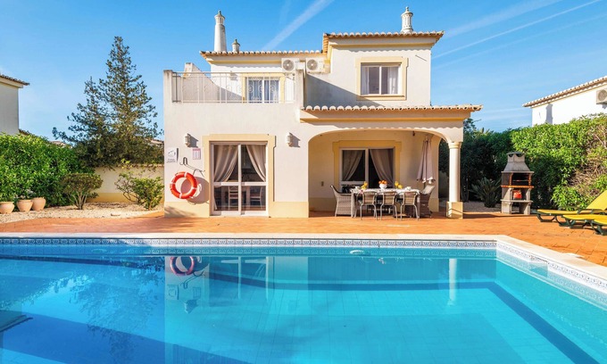 Portimao Villa | Villa Oásis, Piscina Privada, Ténis, Jacuzzi e Piscina Aquecida do Condomínio!