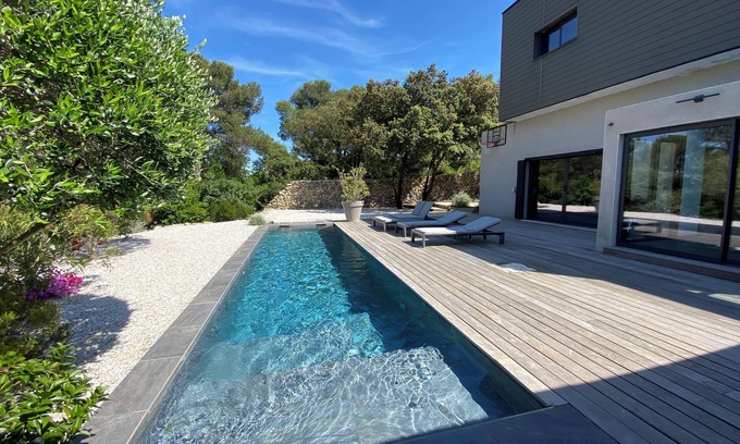 Caremeau Villa | Villa overlooking the garrigue with swimming pool near the center of Nimes.