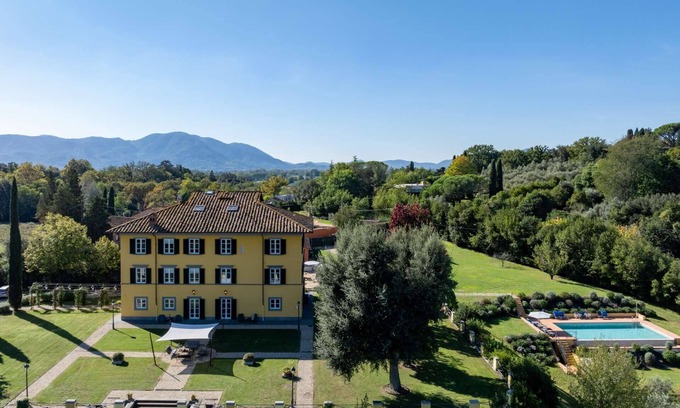 Monte San Quirico Villa | Villa Pacini - just 1,8 km outside Lucca Wall - Pool