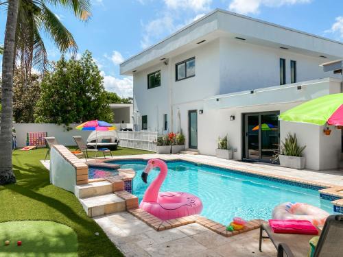 Ludlam House | Villa Palma - Prime Location, Pool, Game Room, Outdoor Kitchen