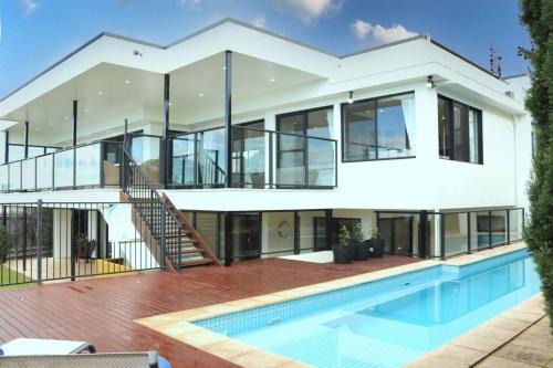 Tura Beach House | Villa paradiso - 5 bed - beach access - pool