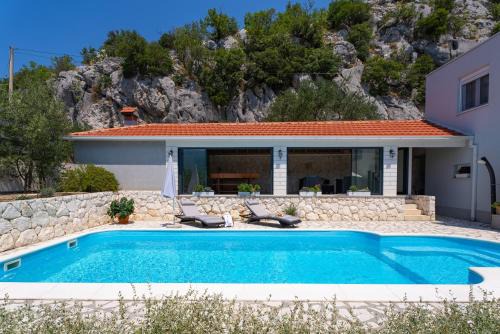 Omis Villa | Villa Pasika with private 31m2 pool, summer kitchen with BBQ, 4 bedrooms