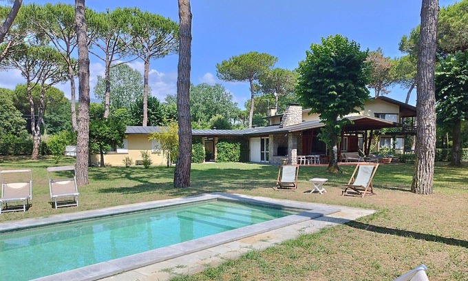 Ronchi Villa | Villa Passigli-Amazing villa with pool and a/c in Marina di Massa, near the sea