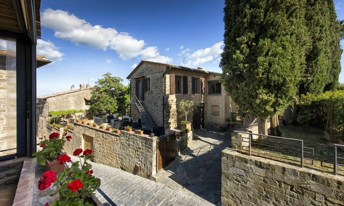 Montalcino Villa | Villa Piazza Della Fortezza