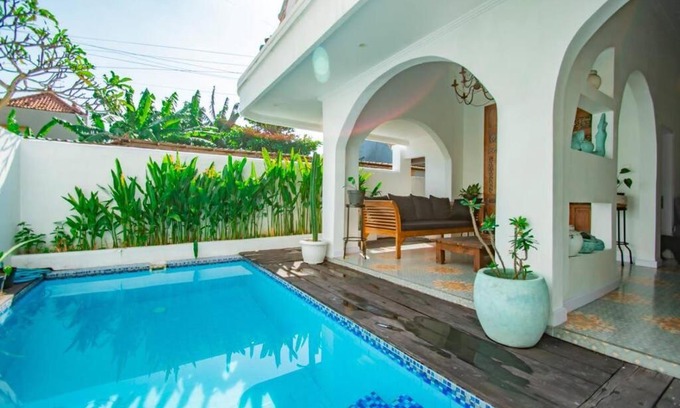 Padangsambian Klod Villa | villa putih