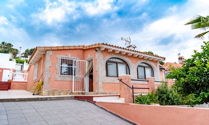 La Nucia Villa | villa redone, swimming pool, jacuzzi, sea view 4 bdr 2 bath/calm assured
