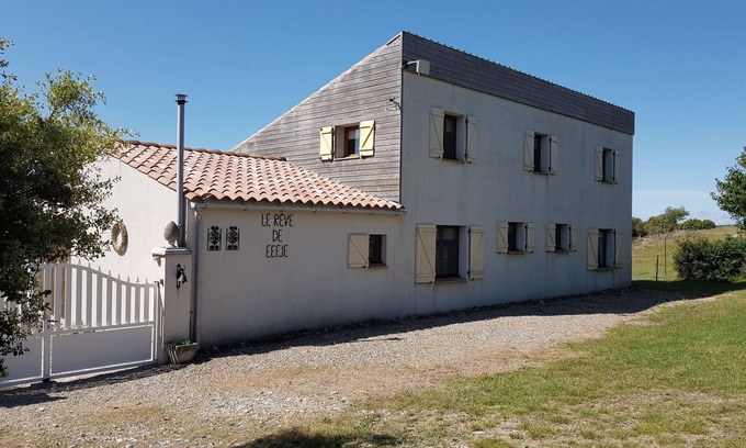 Velieux Villa | Villa Retreat with Pool and pets