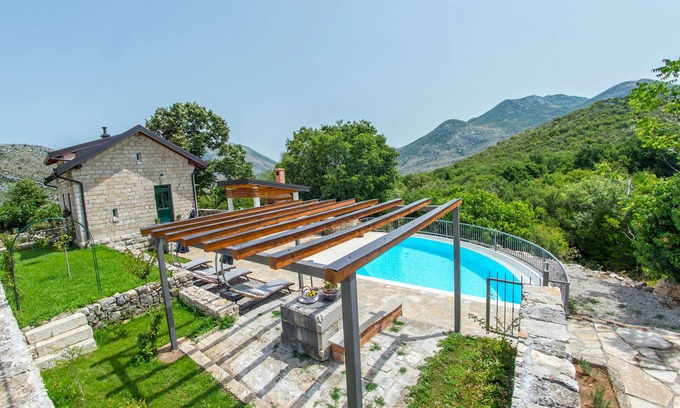 Zavala House | Villa Rosa