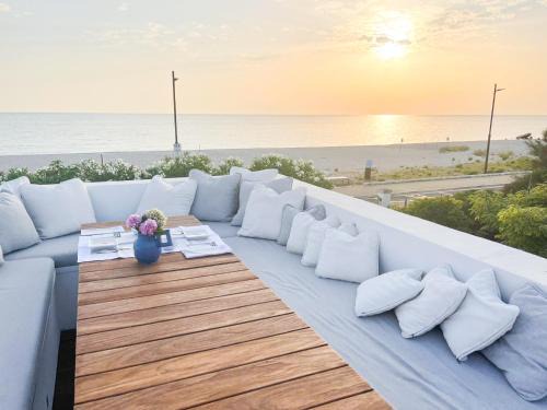 Marzocca Villa | Villa Rosa del mare - Elegante villa fronte mare con Jacuzzi e giardino privato