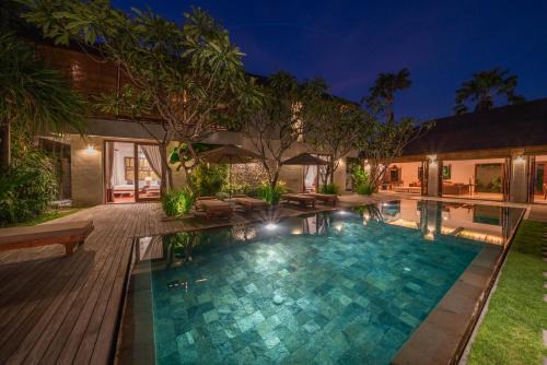 Batubelig House | Villa Rubina - Luxury Pool Villa in Batu Belig Next to the Beach!