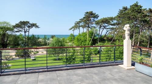Hohe Dune Apartment | Villa Schmidt - Strandhaus direkt am Meer mit Sauna, Sport und Dünengarten II